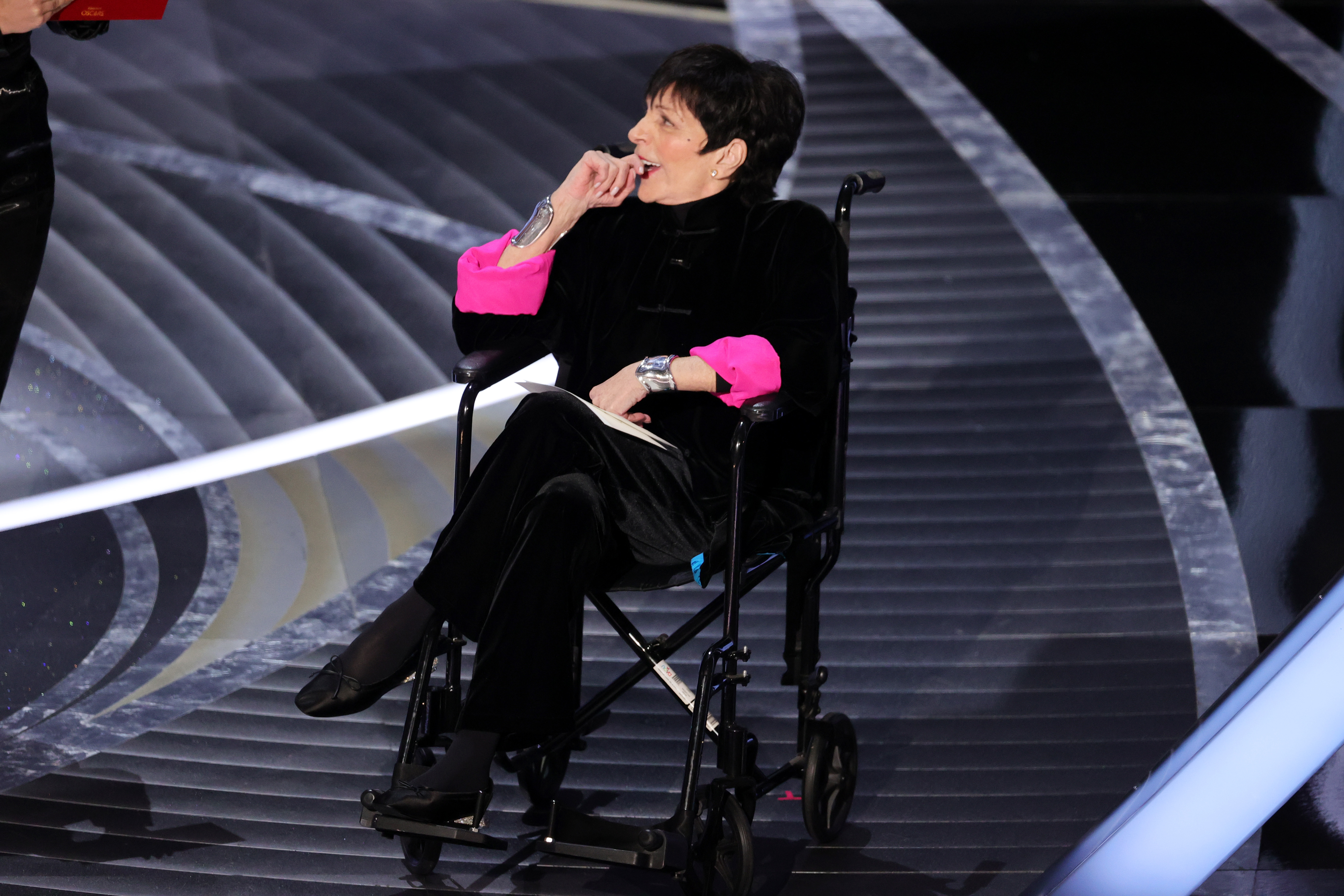 Liza Minnelli in a wheelchair at the 94th Annual Academy Awards at Dolby Theatre on March 27, 2022, in Hollywood, California. | Source: Getty Images