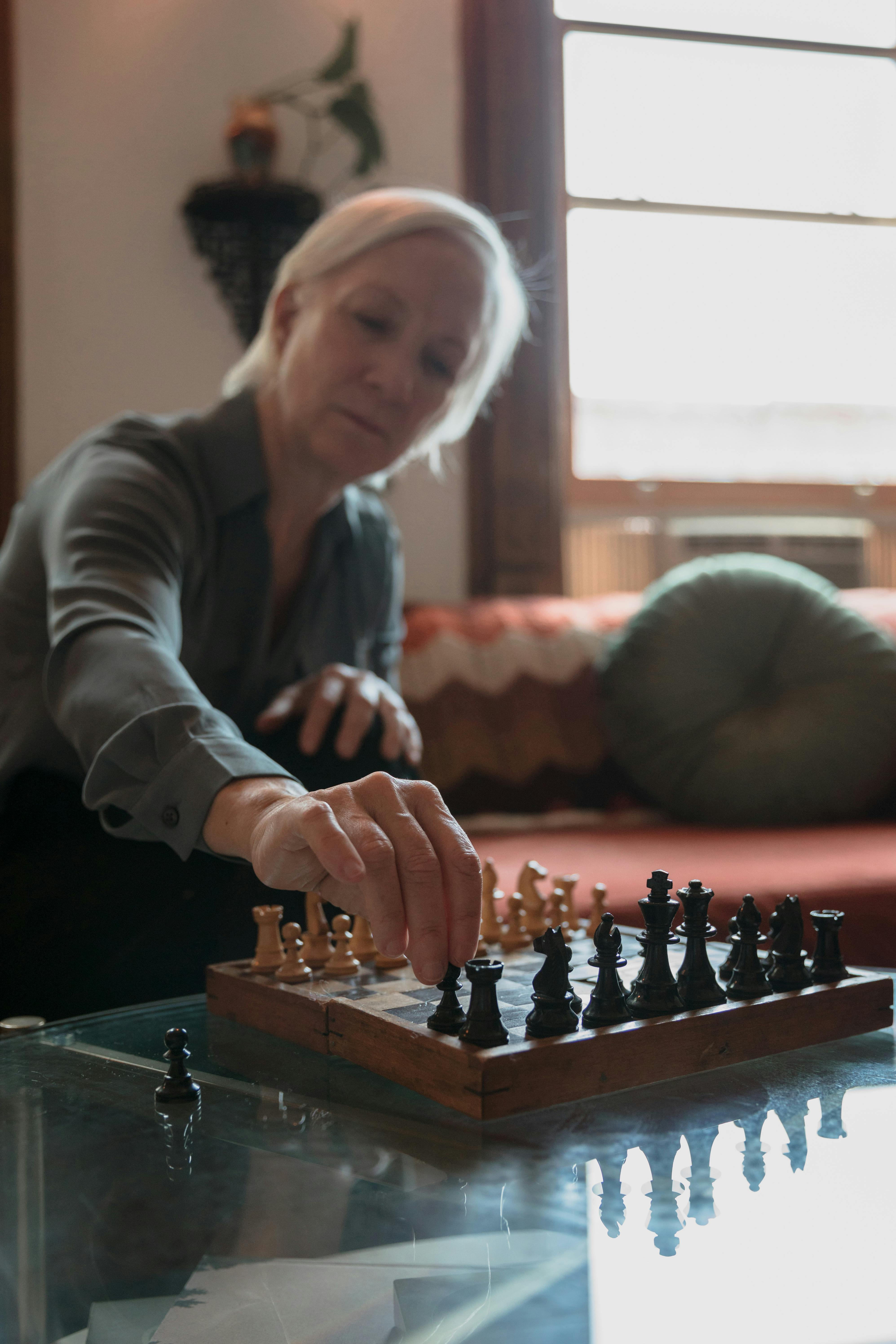 Woman playing chess | Source: Pexels