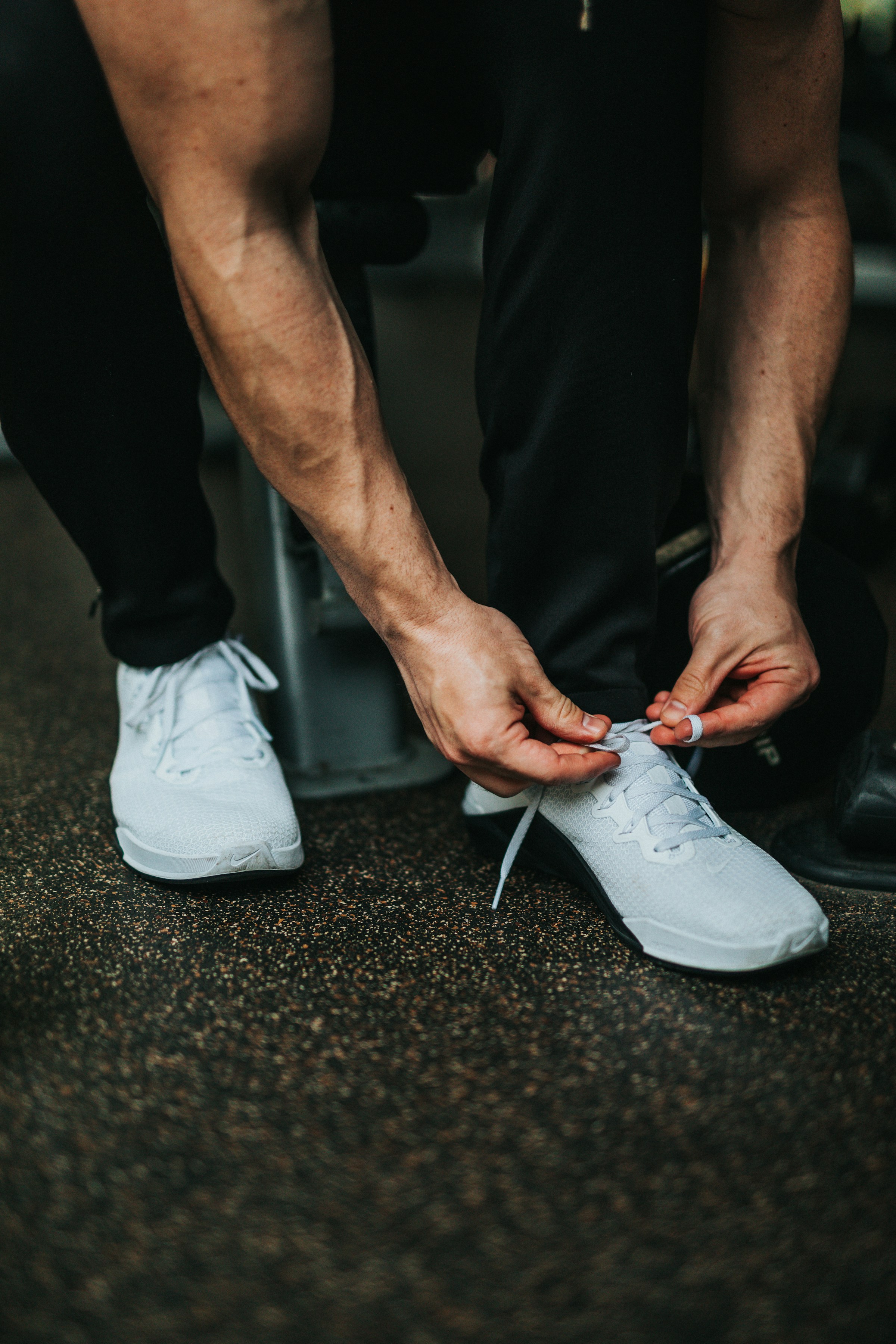 A man tying his shoelace | Source: Unsplash