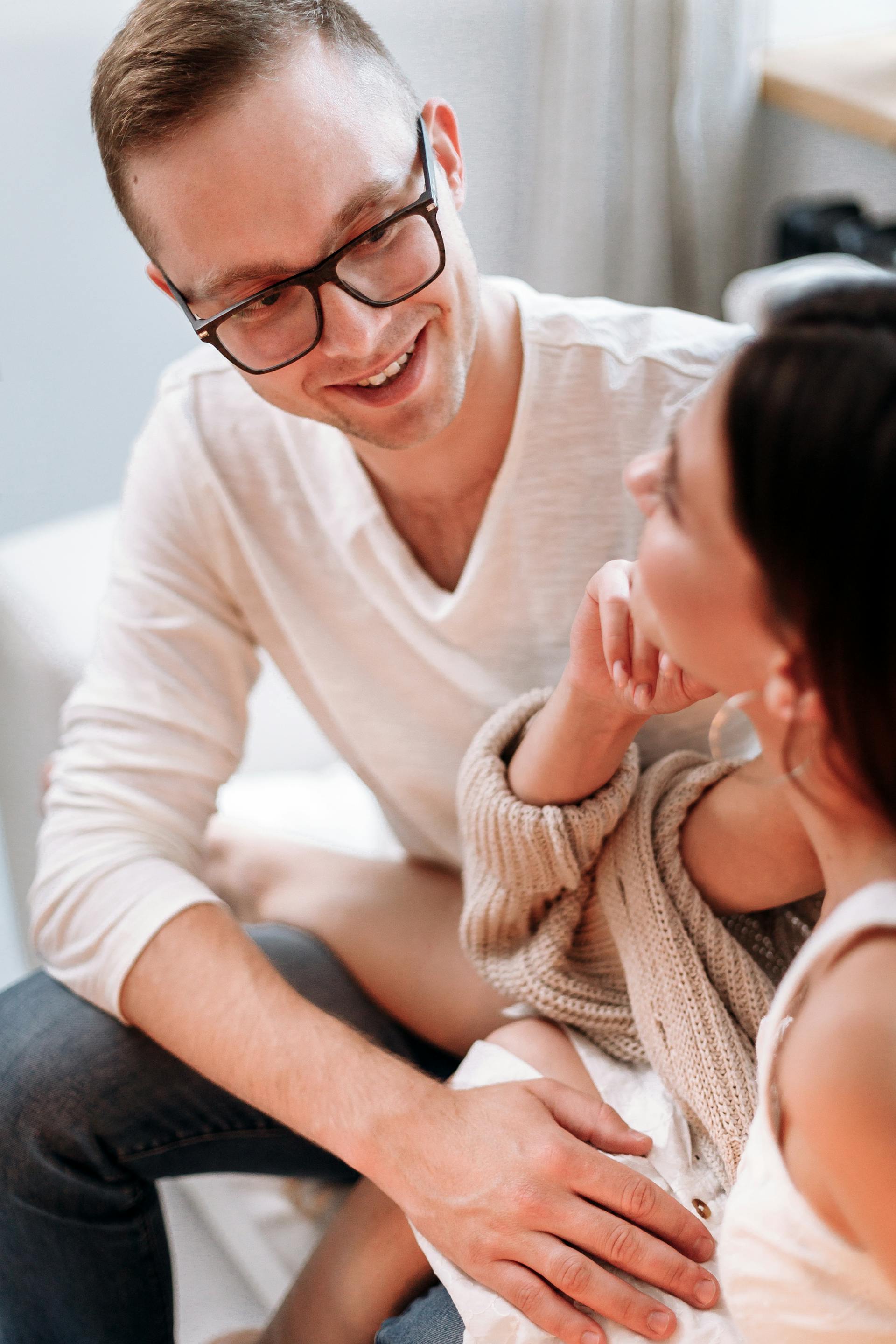 A couple talking | Source: Pexels