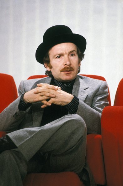L'humoriste Popeck dans l'émission de télévision 'Champs Elysées' à Paris, France. |Photo : Getty Images