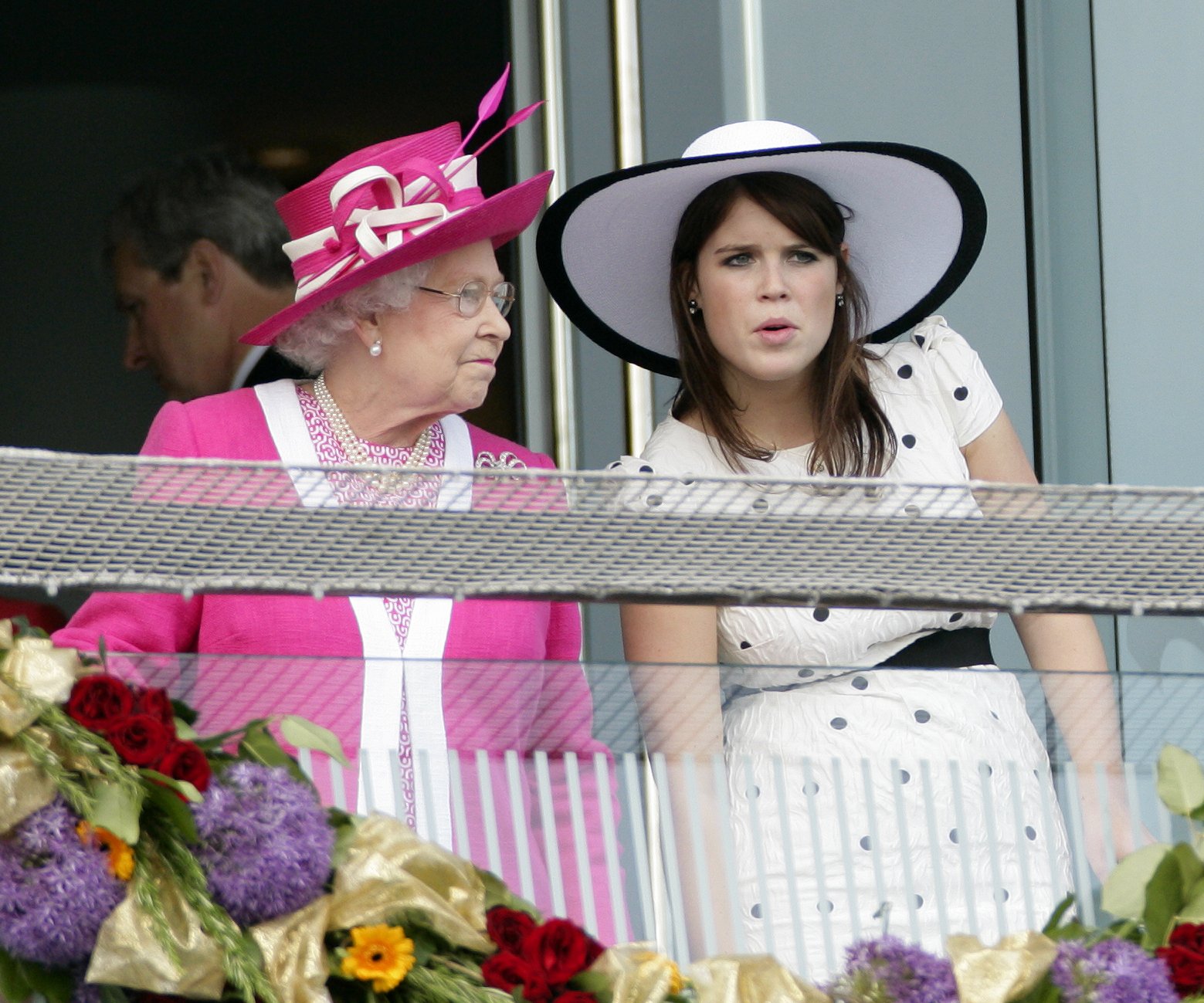 Königin Elizabeth II. und Prinzessin Eugenie auf dem Balkon der Königsloge bei der Teilnahme am Derby Day beim Investec Derby Festival am 4. Juni 2011 in Epsom, England | Quelle: Getty Images