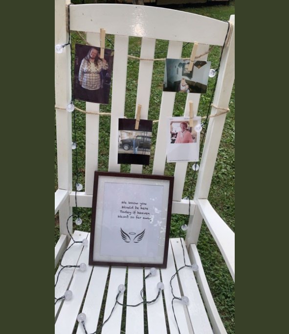 Memorial que la familia hizo para la difunta abuela Bárbara, esposa del abuelo Billy Gray. | Foto: Twitter/SahrahElswick Memorial que la familia hizo para la difunta abuela Bárbara, esposa del abuelo Billy Gray. | Foto: Twitter/SahrahElswick