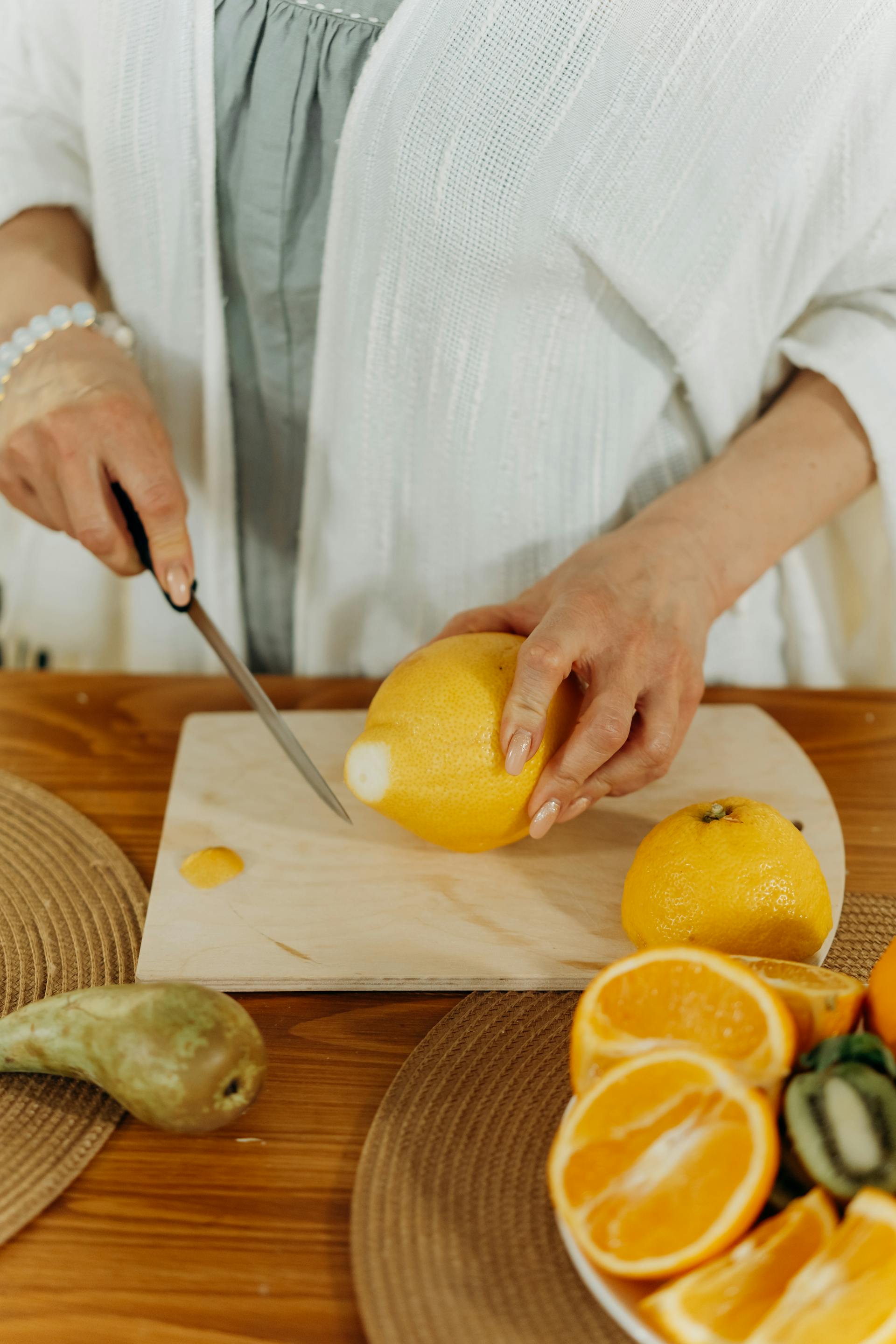 A person cutting oranges | Source: Pexels