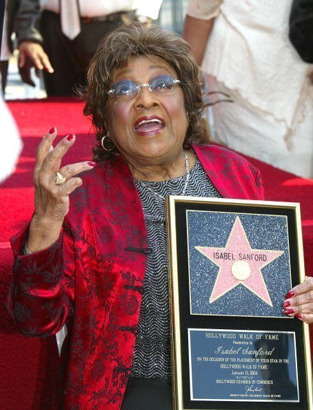 Isabel Sanford est honorée d'une étoile sur le Hollywood Walk of Fame le 15 janvier 2004 à Los Angeles, en Californie. | Photo: Getty Images
