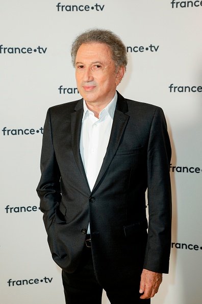 L'animateur de télévision français Michel Drucker pose avant une conférence de presse |Photo : Getty Images