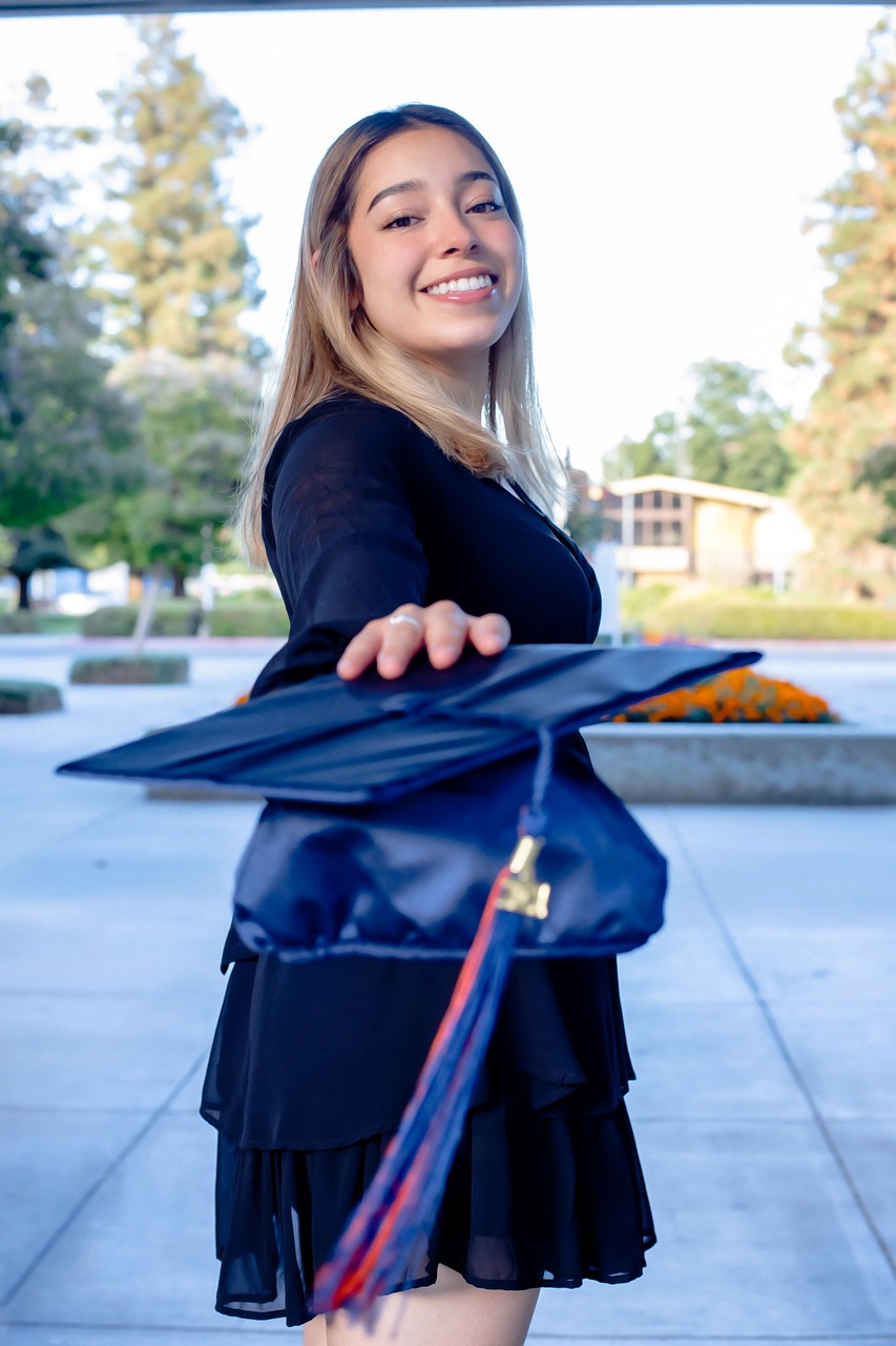 A happy girl celebrating her graduation | Source: Pixabay