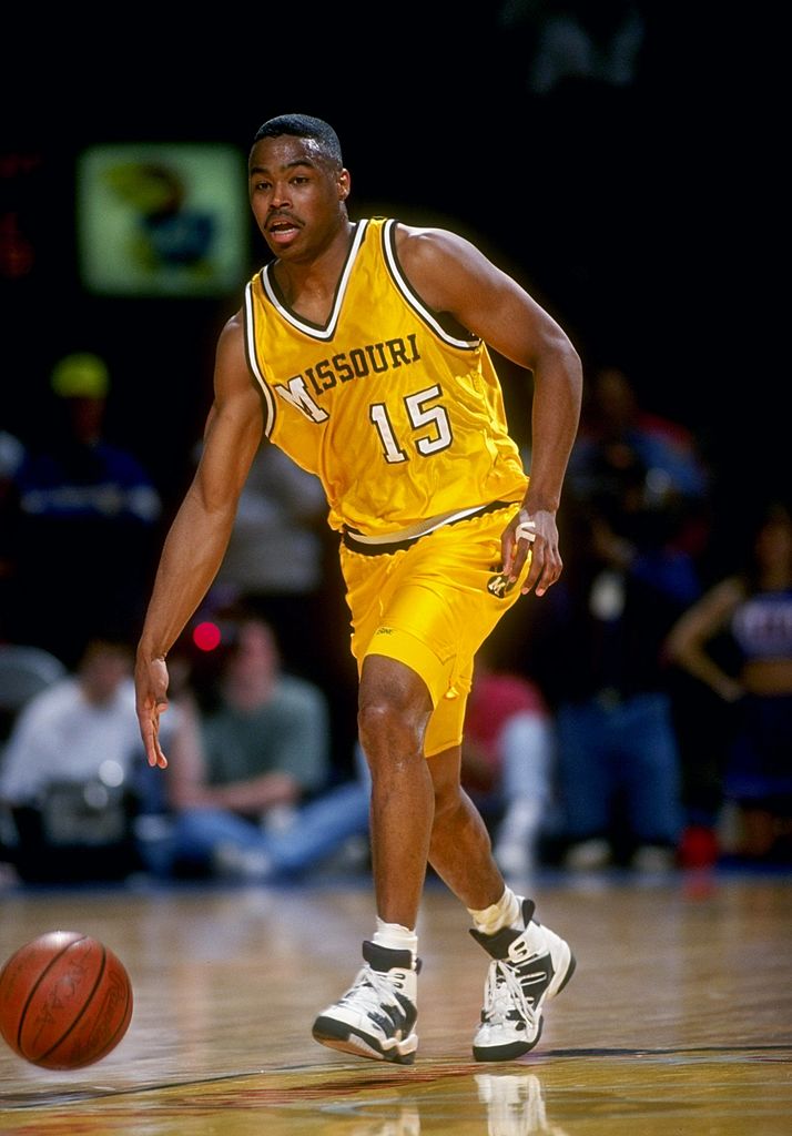  Melvin Booker of the Missouri Tigers dribbles the court during a game against the Kansas Jayhawks on February 20, 1994 | Photo: Getty Images