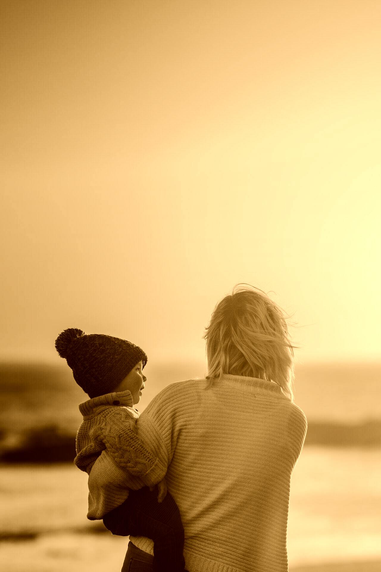 Una mujer sosteniendo a un niño pequeño en brazos. | Foto: Pexels