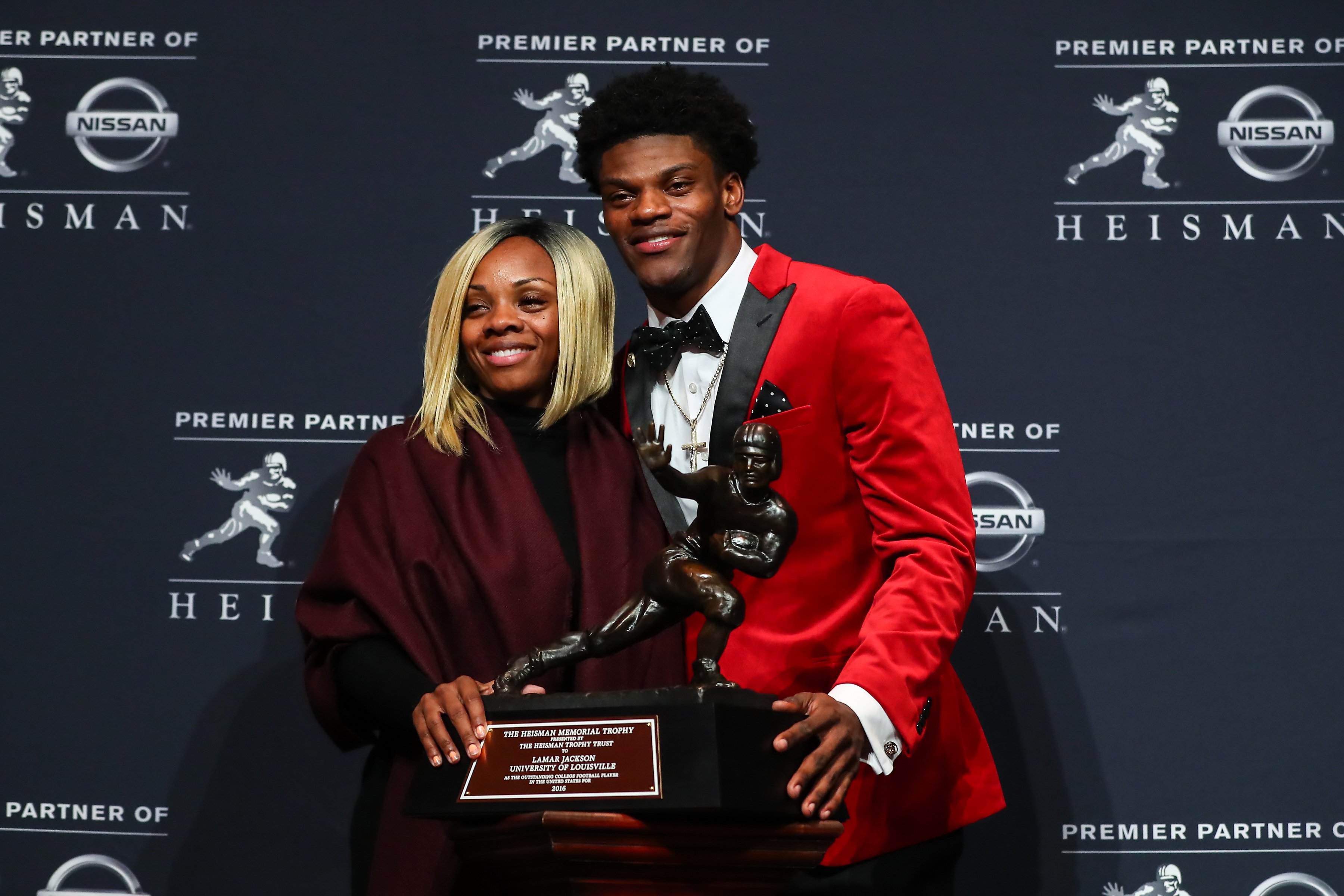 Lamar Jackson and his mother Felicia Jones pose during the Annual Heisman Trophy press conference on December 10, 2016 in New York City. | Source: Getty Images