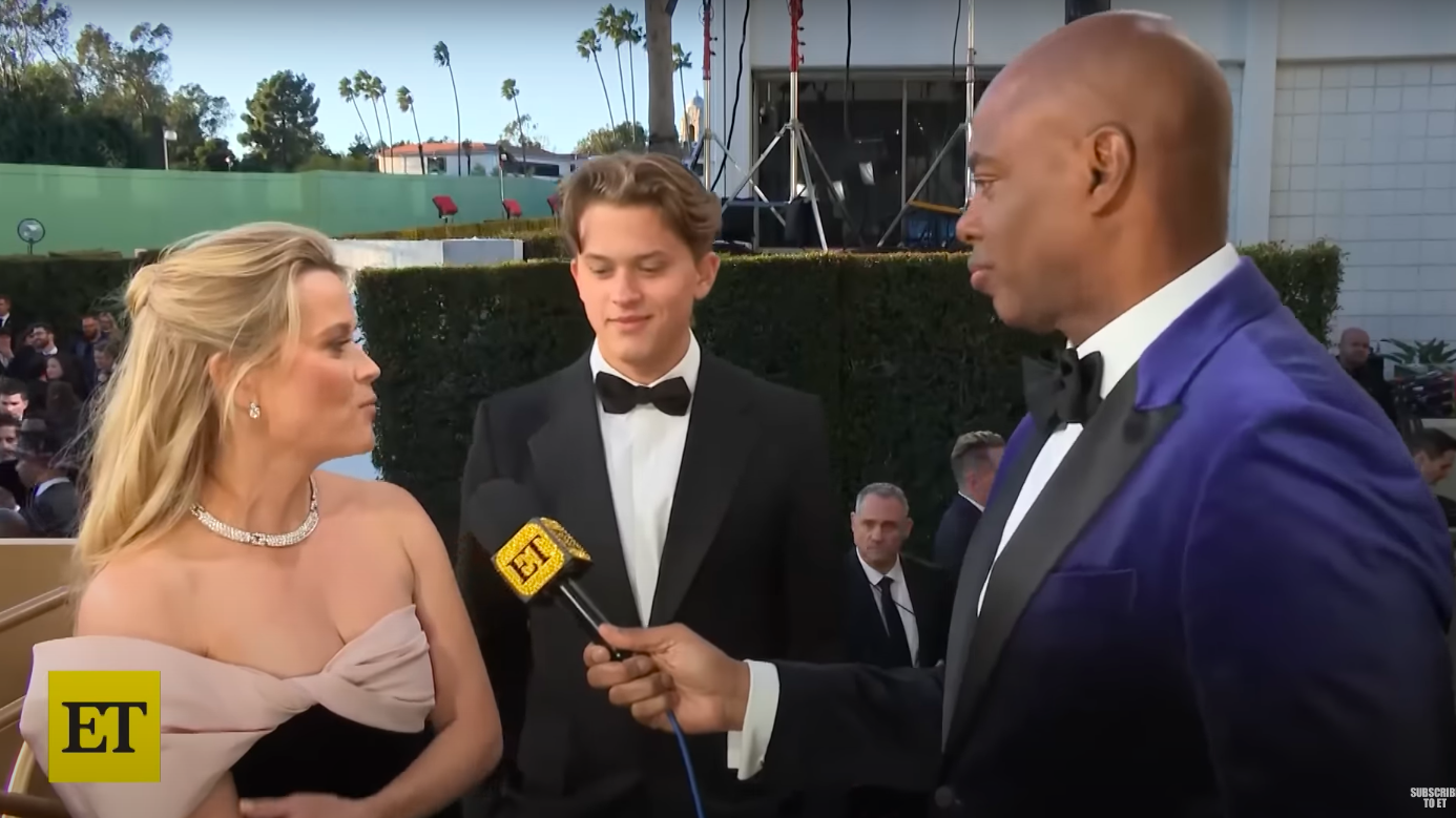 Reese Witherspoon and Deacon Phillippe chatting with ET's Kevin Frazier at the Golden Globes, posted on January 8, 2024 | Source: YouTube/Entertainment Tonight