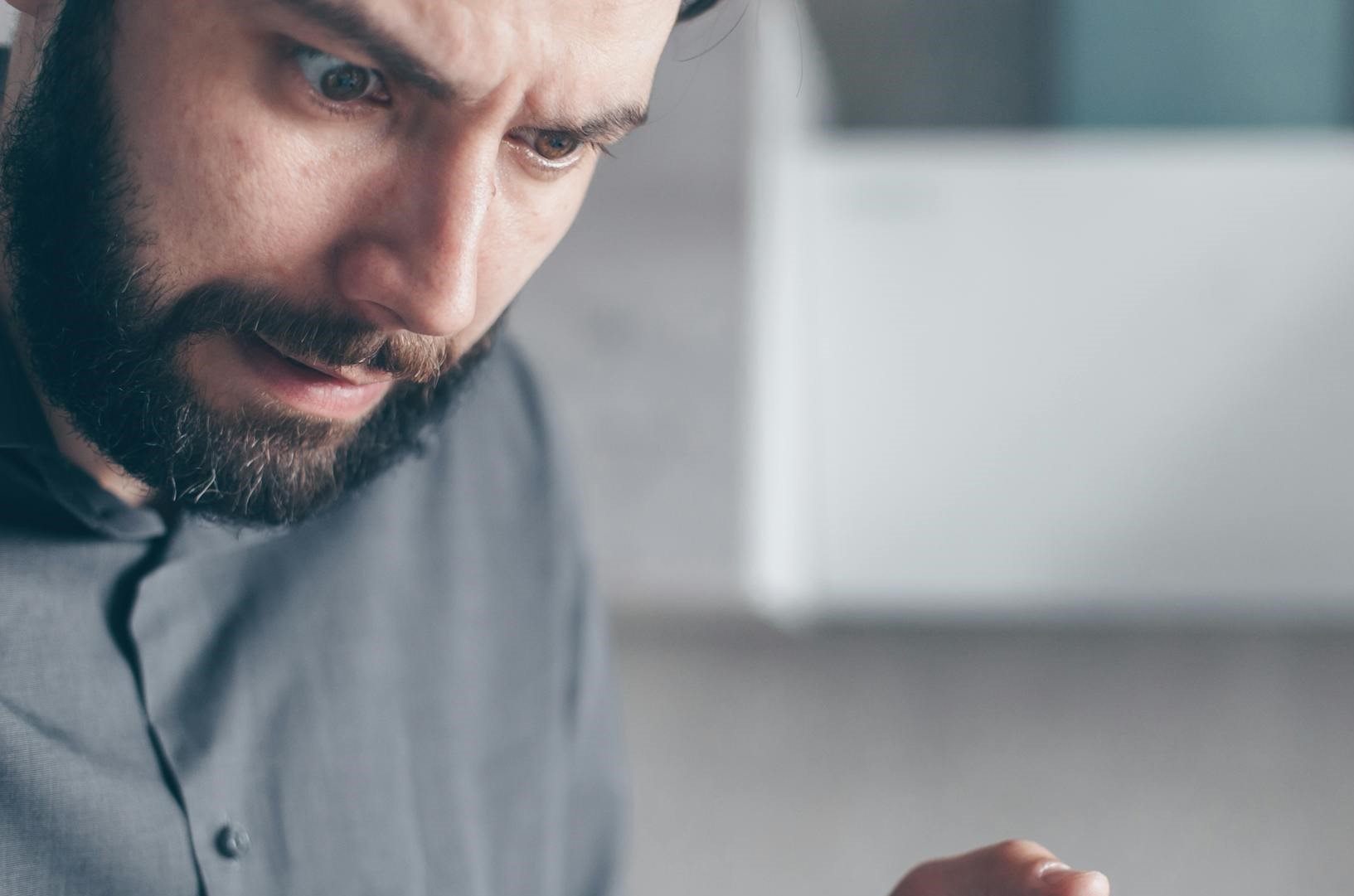 A shocked man looking down | Source: Pexels