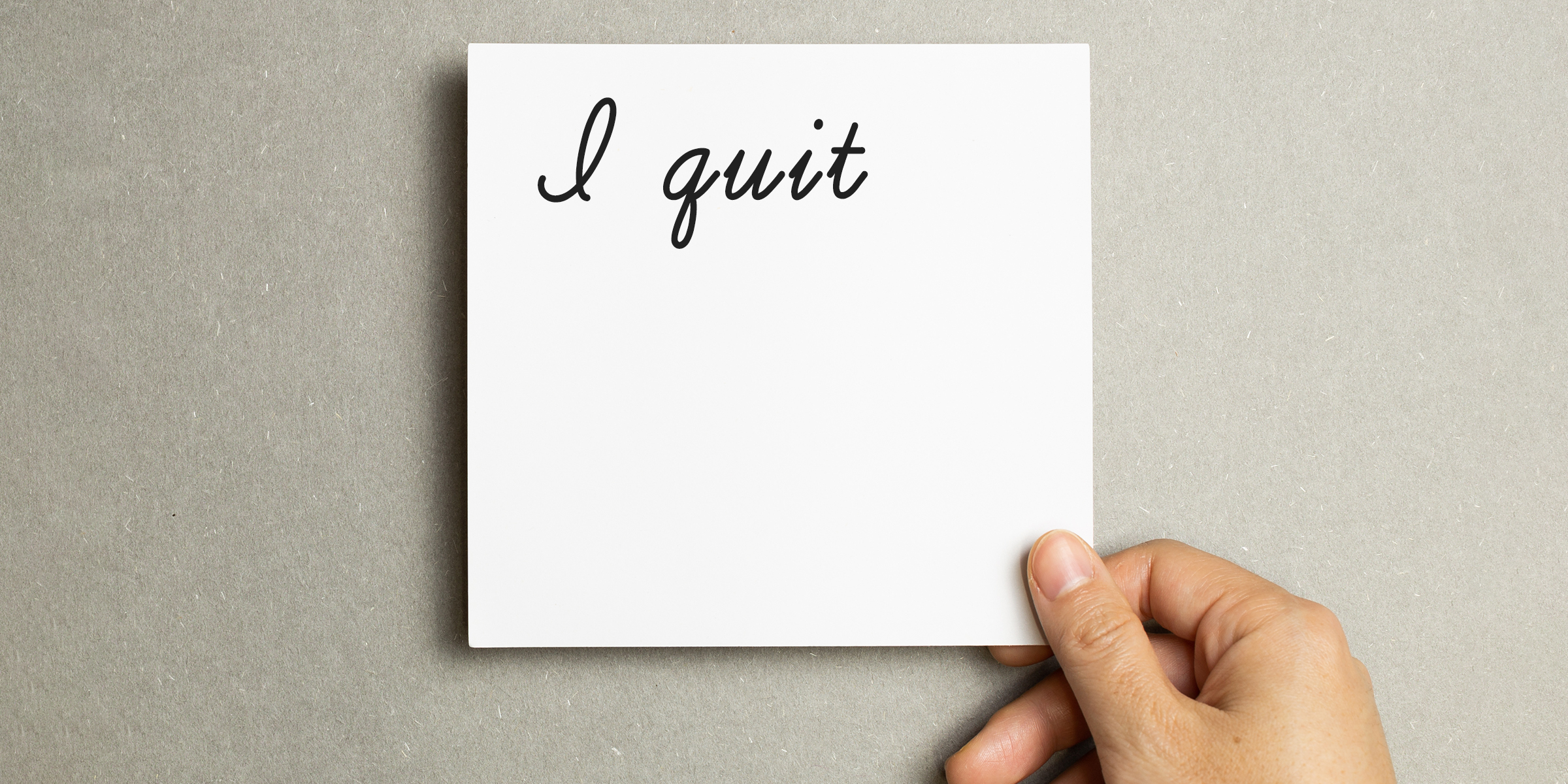 A hand pictured holding a note with the inscription "I quit" | Source: Shutterstock