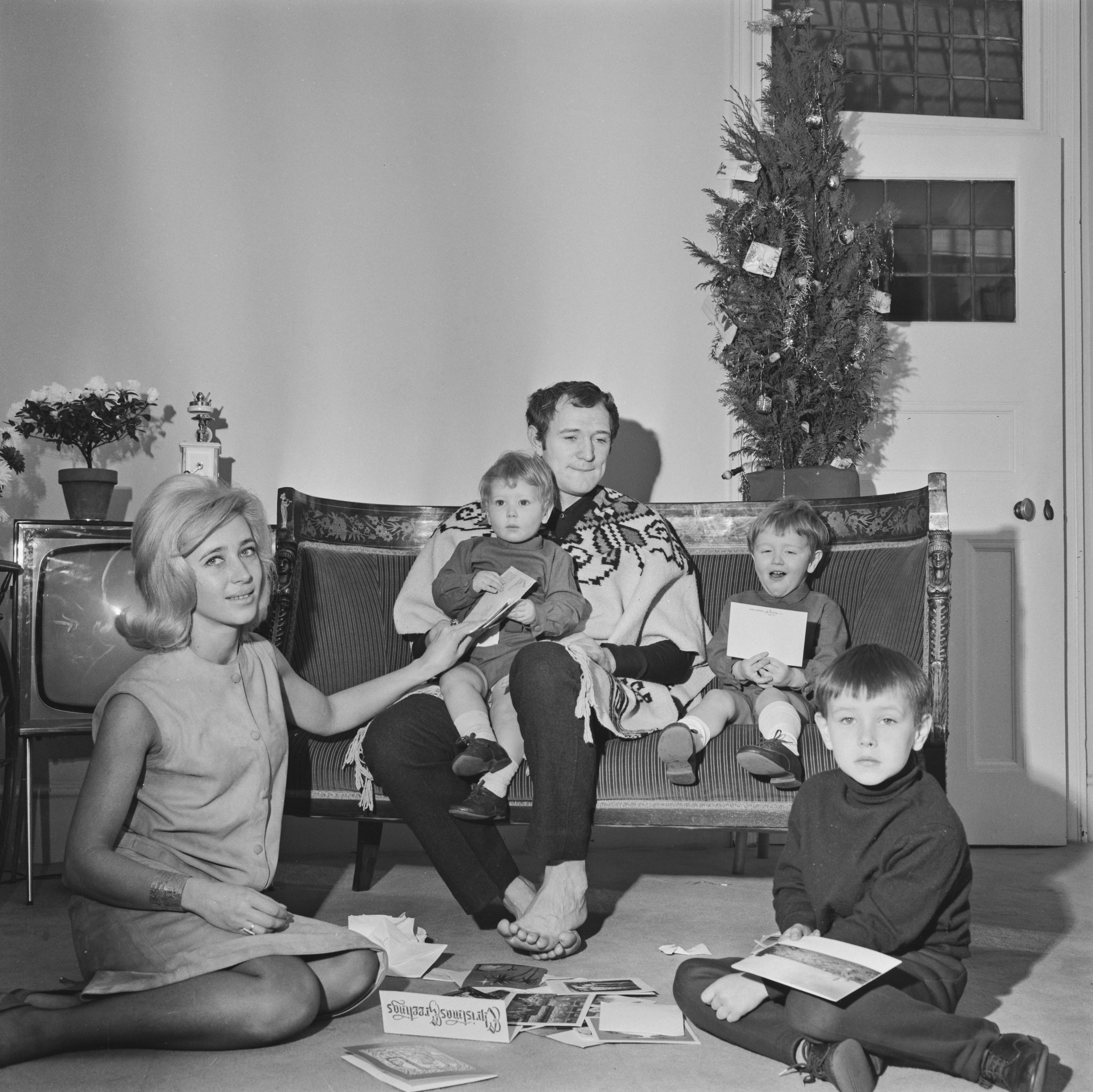 Richard Harris, Elizabeth Rees-Williams, Damian Harris, Jared Harris, and Jamie Harris, on December 19, 1964, in their home in the UK | Source: Getty Images