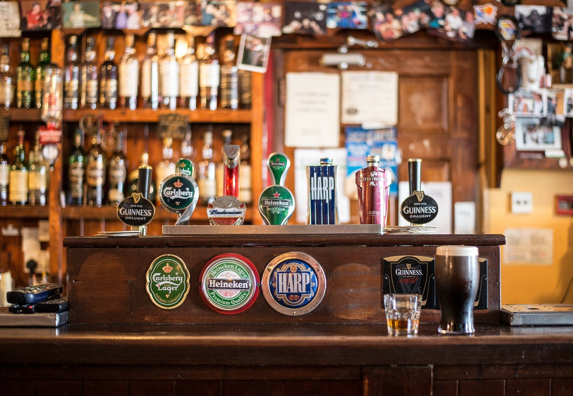 An Irish bar set-up with some beers on tap | Photo: Pixabay/Christian_Birkholz