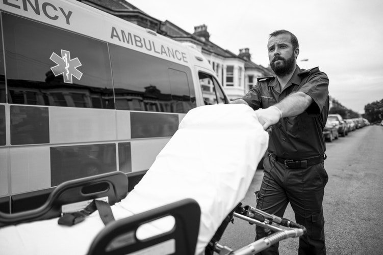 un ambulancier / Photo : Unsplash un ambulancier / Photo : Unsplash