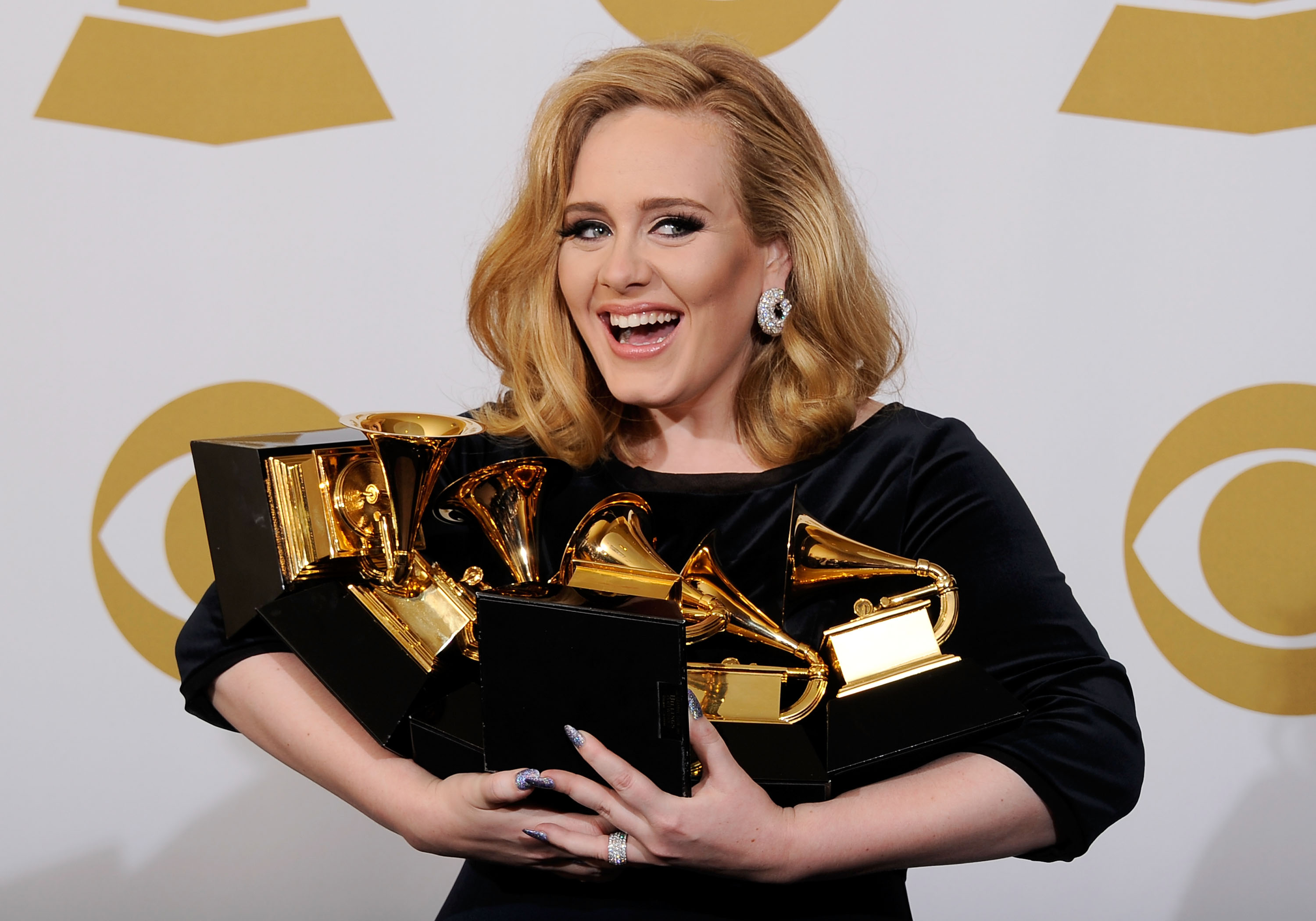 Yılın Rekoru dalında Grammy kazanan şarkıcı Adele, 12 Şubat 2012'de Los Angeles, California'da Staples Center'da düzenlenen 54. Yıllık Grammy Ödülleri'nde basın odasında poz veriyor.  |  Kaynak: Getty Images