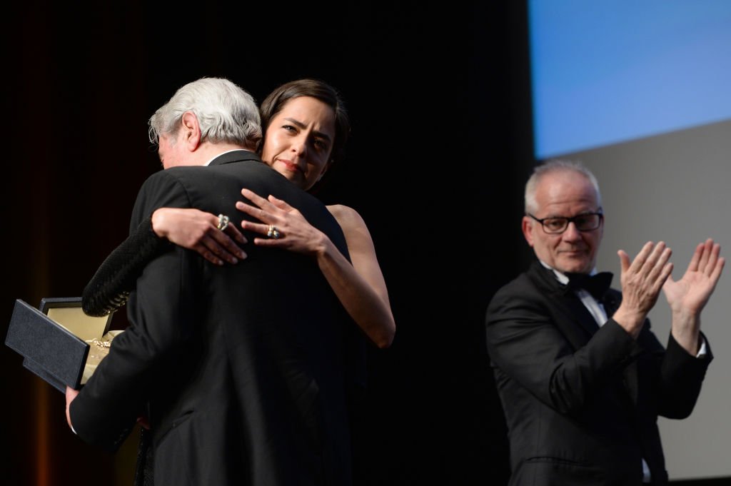 Alain Delon reçoit la Palme d'Or d'Honneur de sa fille Anouchka Delon lors de la Cérémonie de la Palme Honneur lors du 72ème Festival de Cannes le 19 mai 2019 à Cannes, France. | Source : Getty Images.