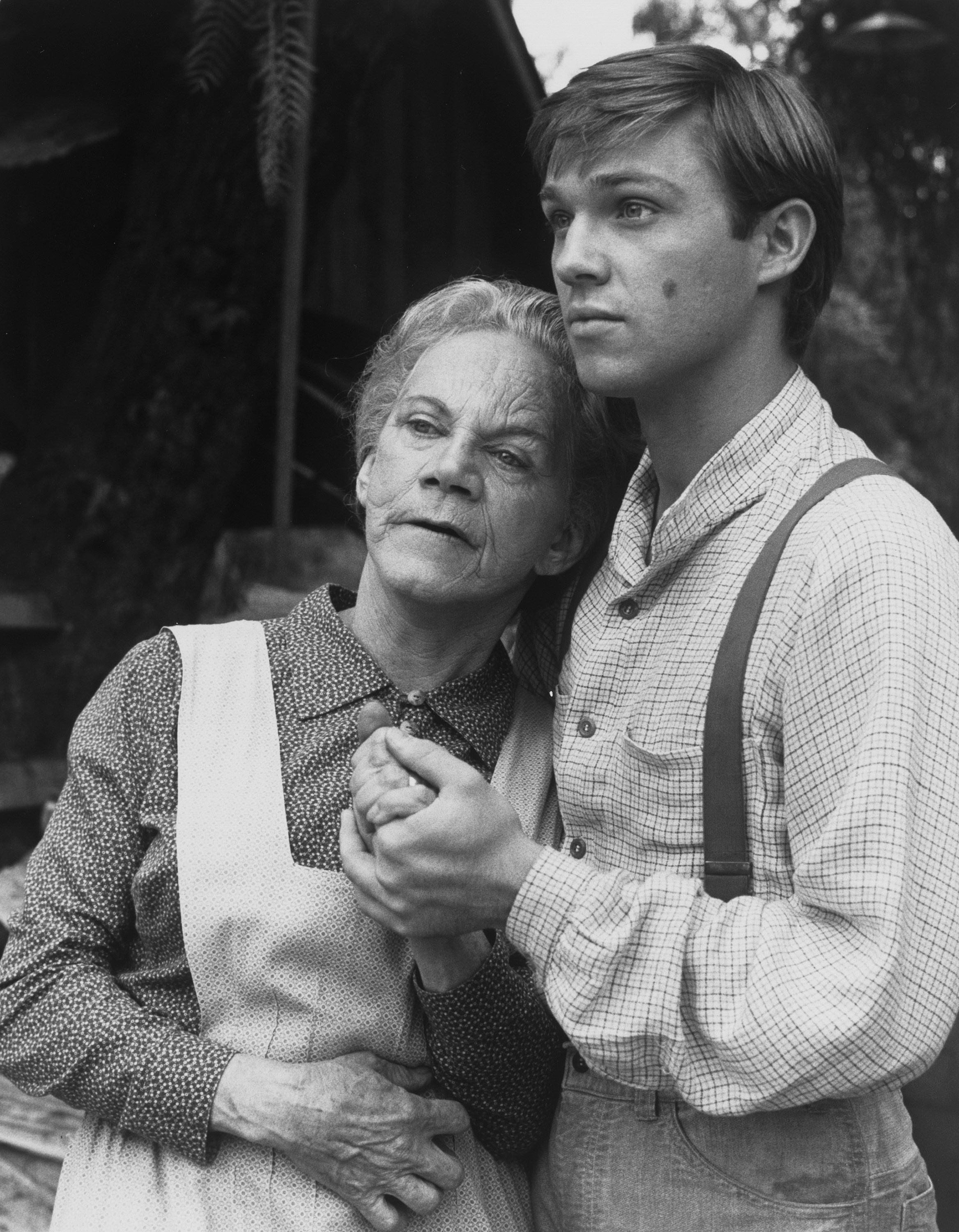 Ellen Corby starring alongside her co-star Richard Thomas in a scene from "The Waltons" on June 3, 1976. | Source: Getty Images