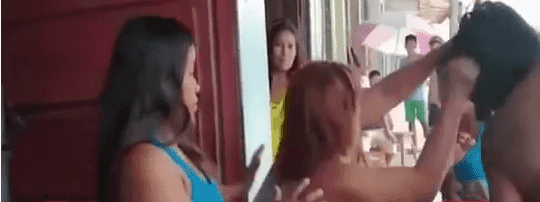 La mujer lo sujetó por el cabello y lo abalanzó contra el piso. Fuente: YouTube/24 Horas La mujer lo sujetó por el cabello y lo abalanzó contra el piso. Fuente: YouTube/24 Horas