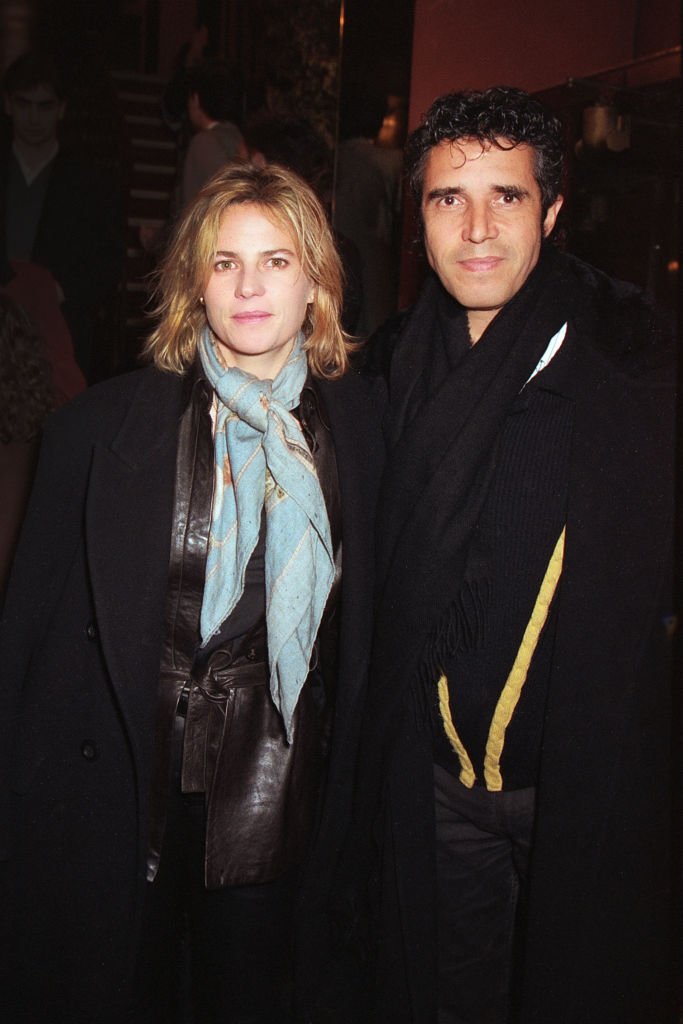 Julien Clerc et sa femme Virginie Couperie-Eiffel assistent à la première de « La Visite de la vieille dame » le 22 janvier 1996 à Paris, France. | Photo : Getty Images