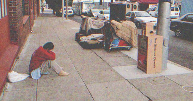 Indigente sentado en una calle. | Foto: Shutterstock
