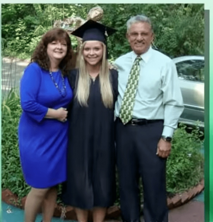 Jessica Harvey Galloway with her parents, Jeanine Harvey and John Harvey on her graduation day. | Source: youtube.com/Good Morning America