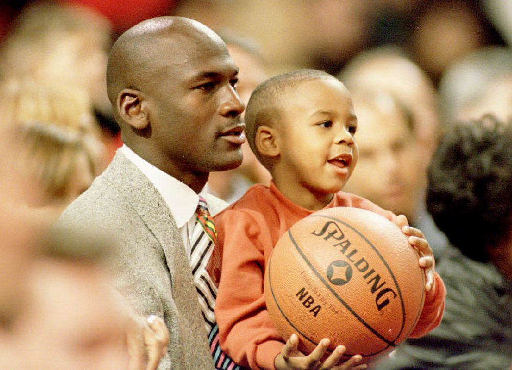 Michael Jordan y su hijo Marcus en un partido de baloncesto de los Chicago Bulls, el 6 de noviembre de 1993. | Foto: Getty Images