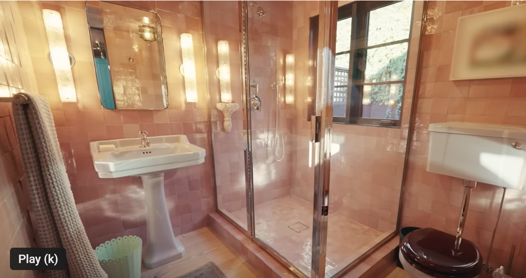 Bathroomin Sarah Paulson's Maibu home | Source: Youtube.com/@Archdigest