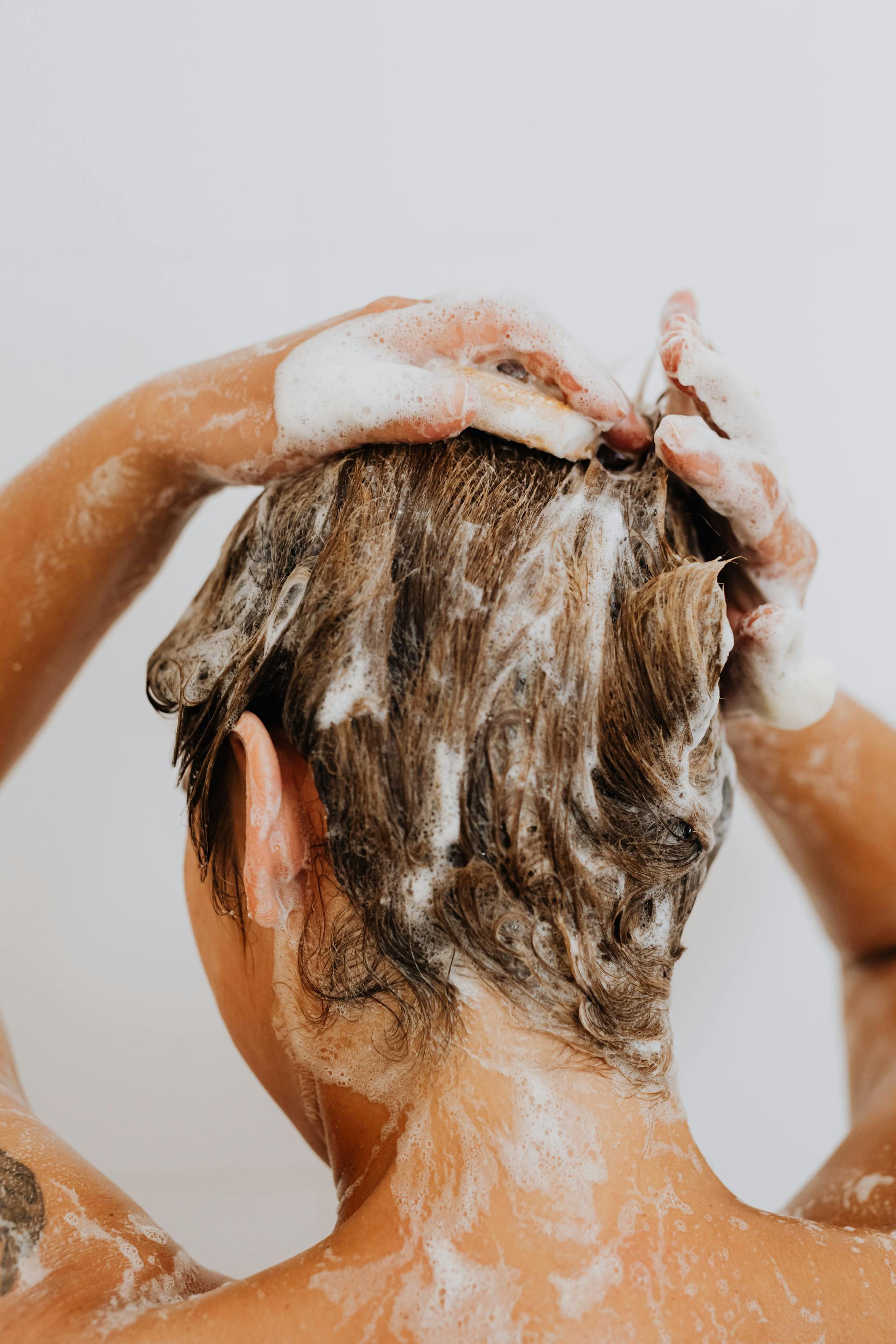 Woman washing her hair | Source: Pexels