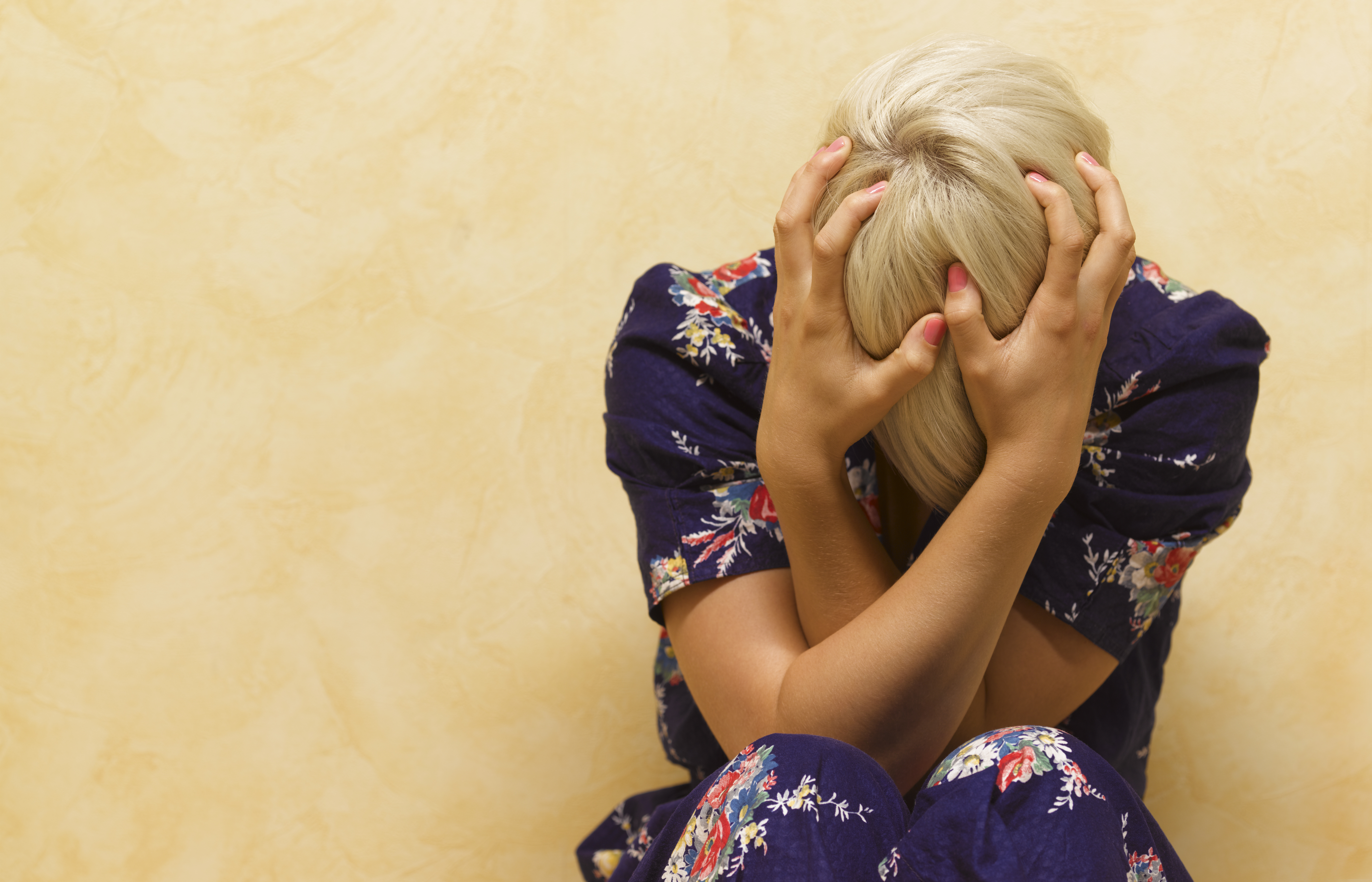 Woman clutching her head in mental anguish | Source: Getty Images
