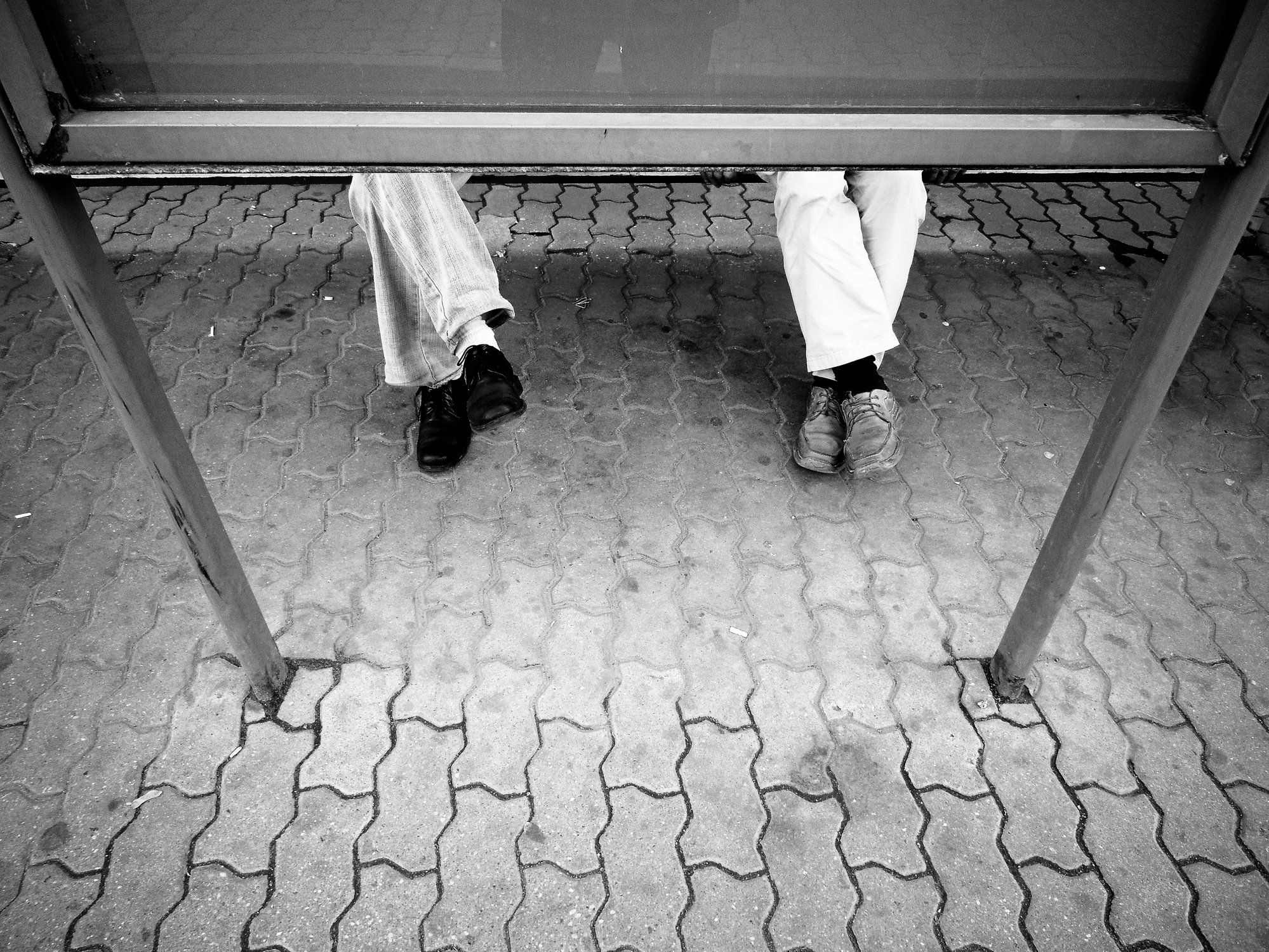 People waiting at the bus stop. | Photo: Getty Images