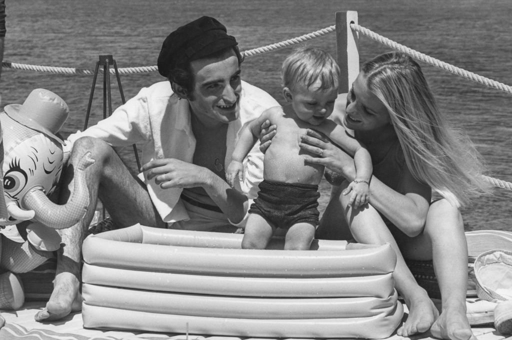 Dick Rivers en vacances avec sa femme Micheline et leur fils Pascal, France, circa 1960. | Photo : Getty Images