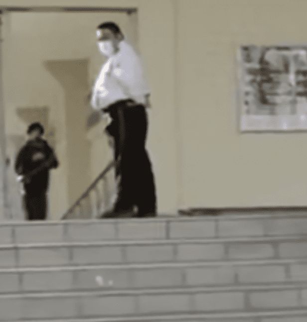 Skateboarder falls down stairs | Photo: Reddit/topserial