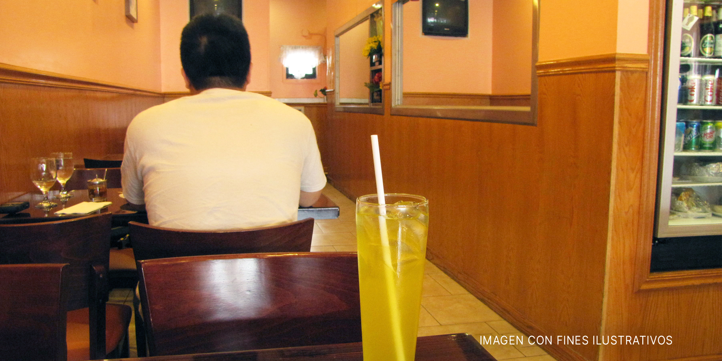 Hombre de espaldas en una cafetería. | Foto: Flickr.com/momentcaptured1 (CC BY 2.0)
