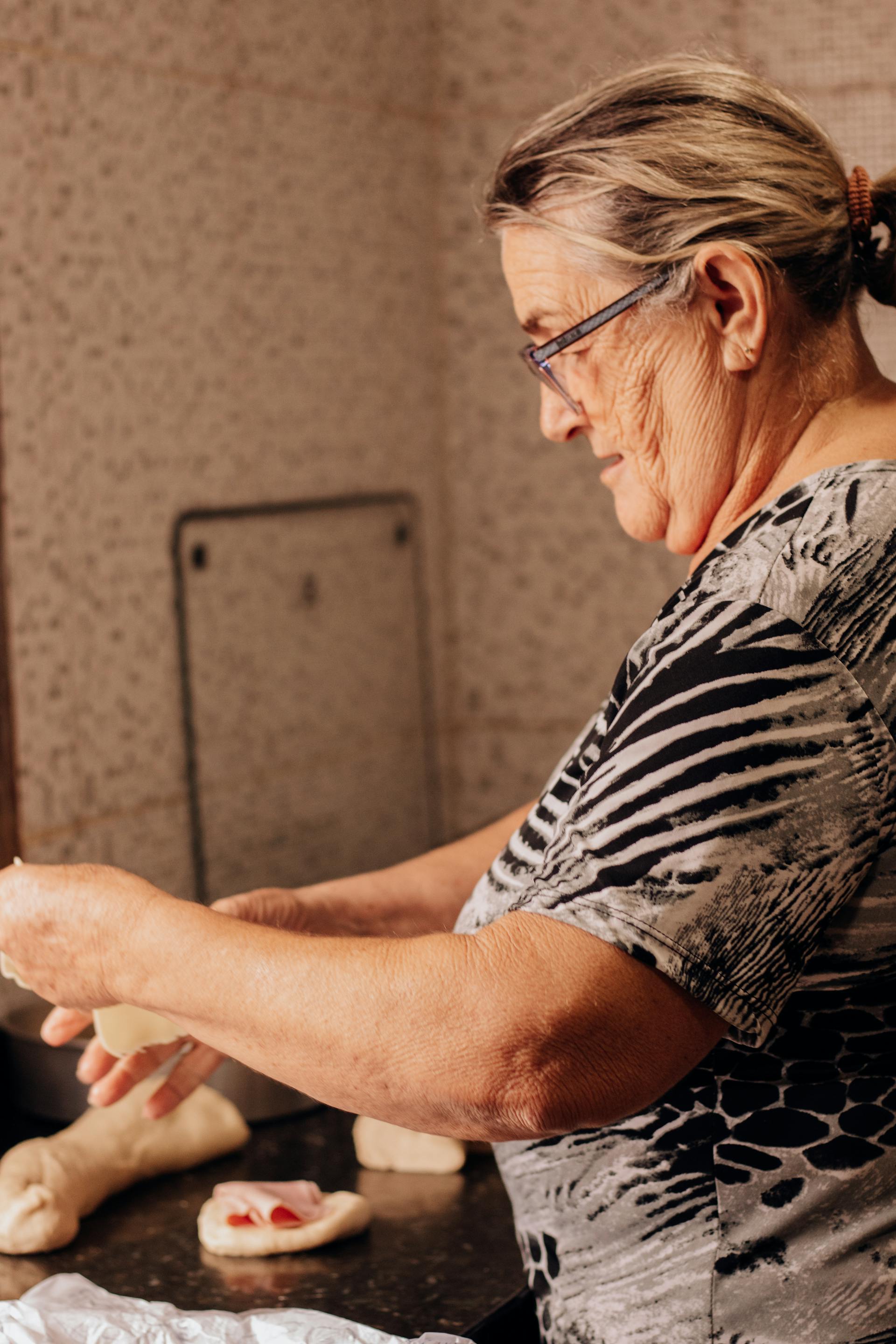 An elderly woman baking | Source: Pexels