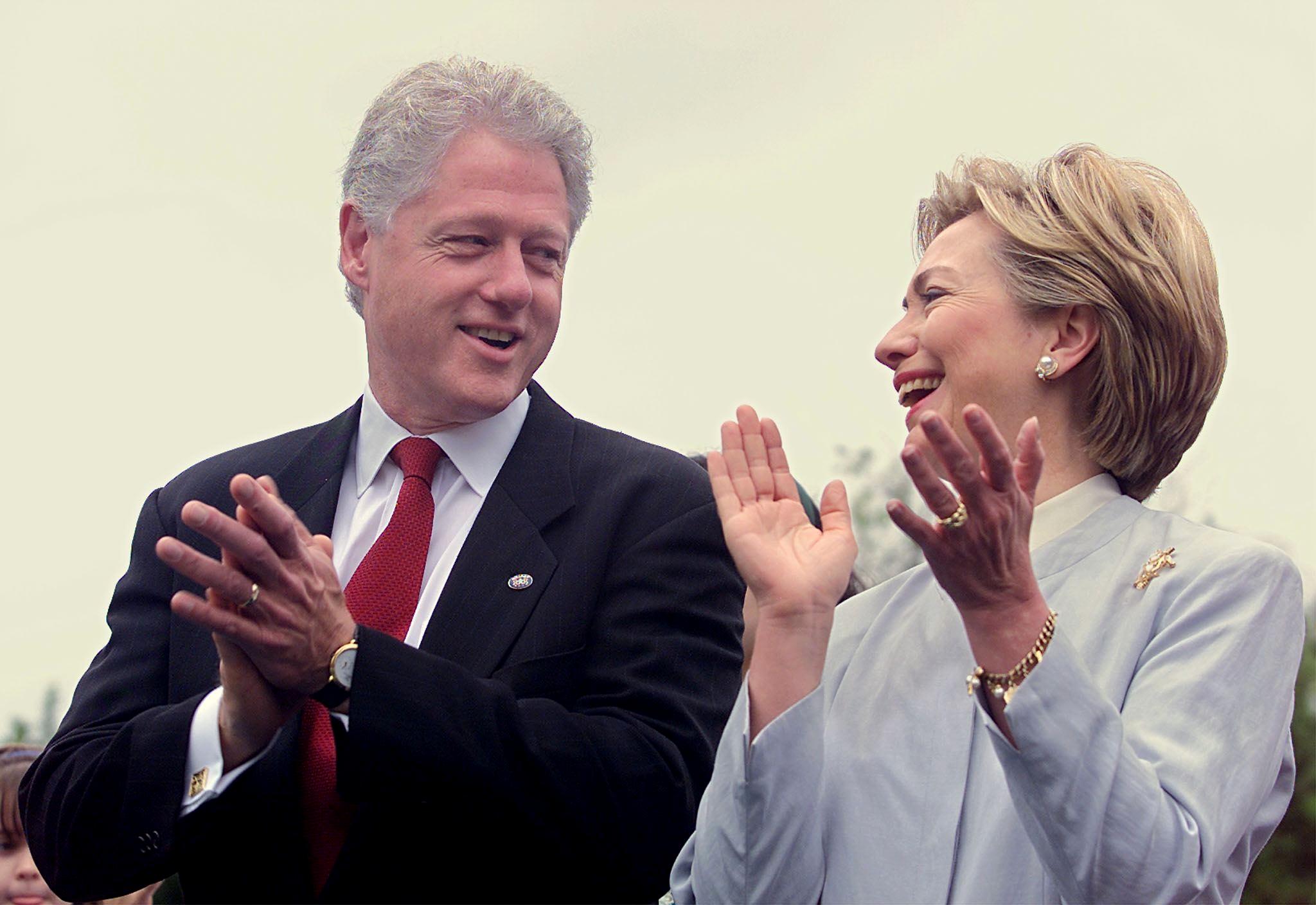 Bill and Hillary Clinton at the Franklin Delano Roosevelt Memorial on July 26, 2000 in Washington, DC | Source: Getty Images