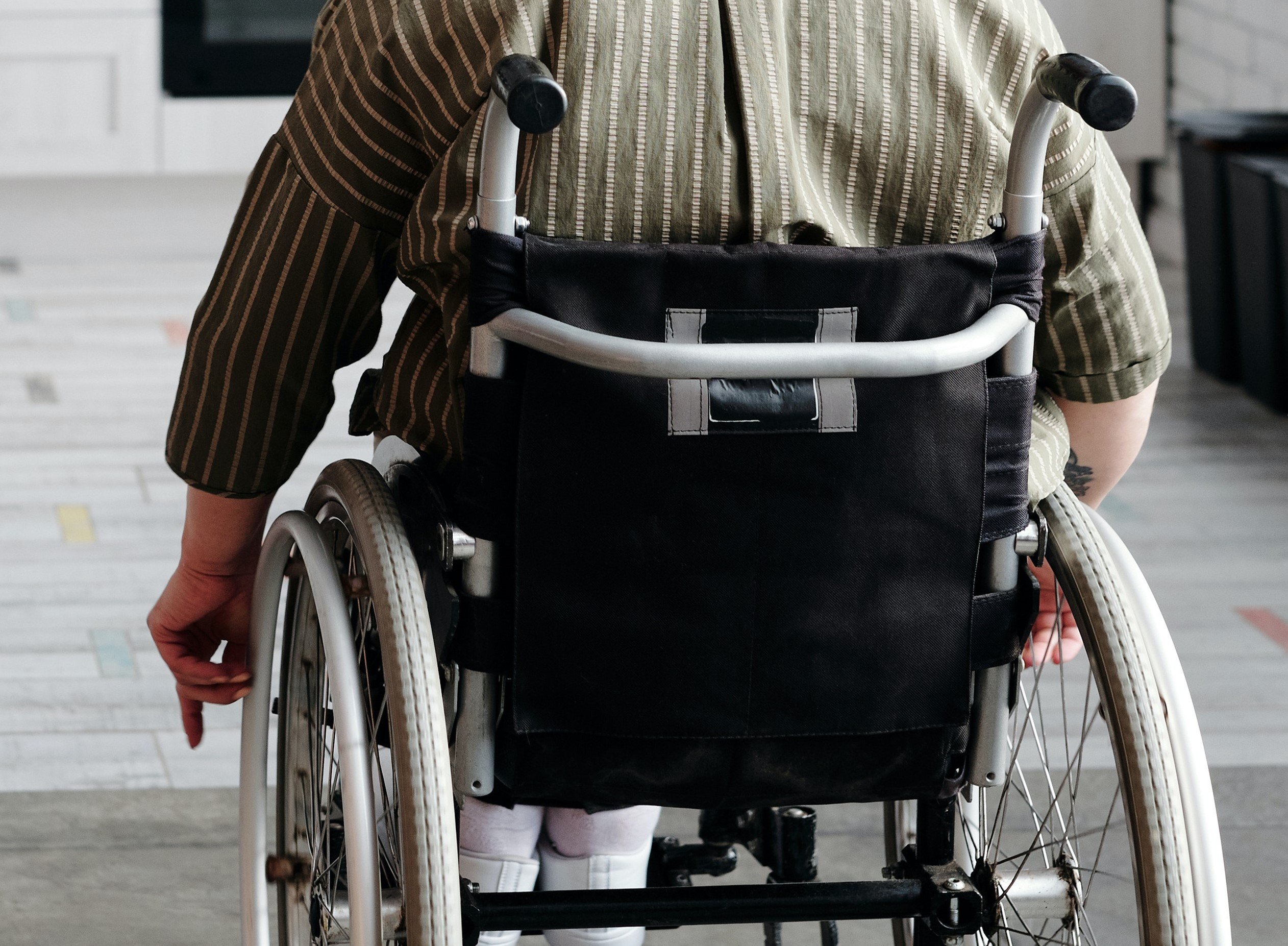 Ein Pfleger kam mit einer Person im Rollstuhl an. | Quelle: Pexels