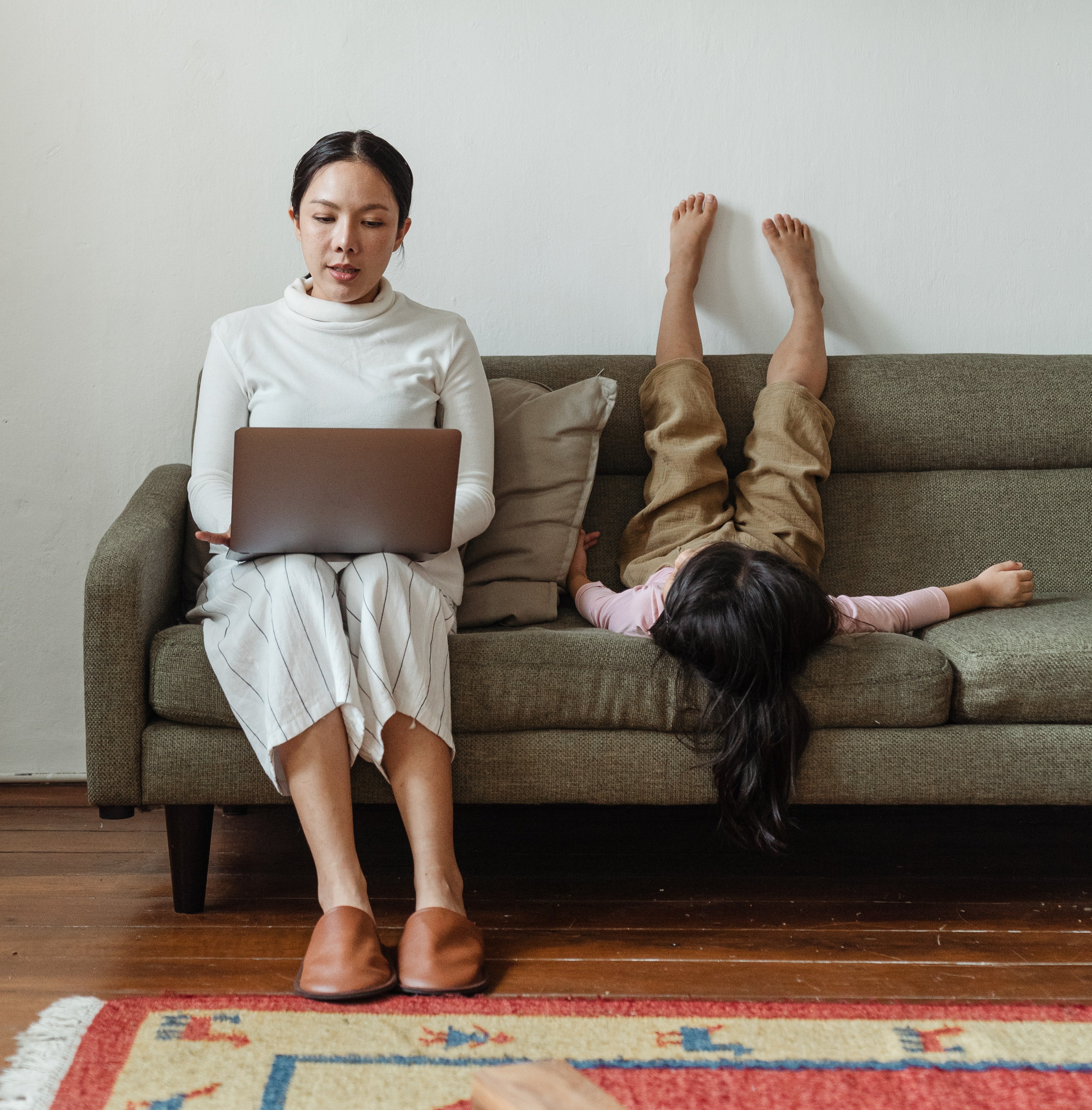 A woman and a child at home | Photo: Pexels