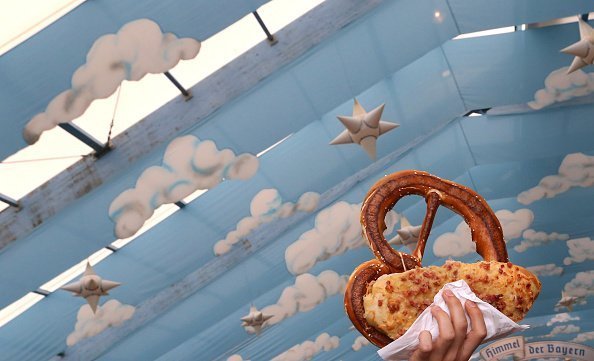 A pretzel salesman walks through the chopping tent of the world's largest fair | Photo: Getty Images