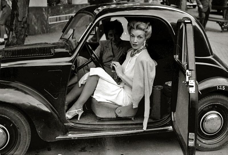 Conchita Montenegro, famosa actriz española, subida a un automóvil en San Sebastián (Guipúzcoa). Año 1940. | Imagen: Wikimedia Commons Conchita Montenegro, famosa actriz española, subida a un automóvil en San Sebastián (Guipúzcoa). Año 1940. | Imagen: Wikimedia Commons