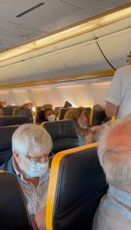 Pasajera se niega a colocarse la mascarilla en un vuelo de Ryanair. | Foto: Twitter/JANUSZCZAK