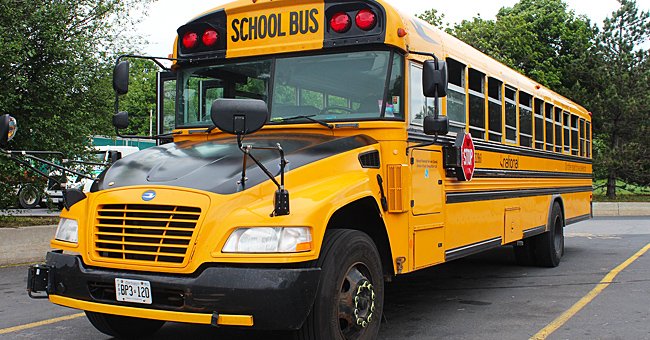 A big yellow school bus in a parking lot. | Photo: pixabay.com/Globelink