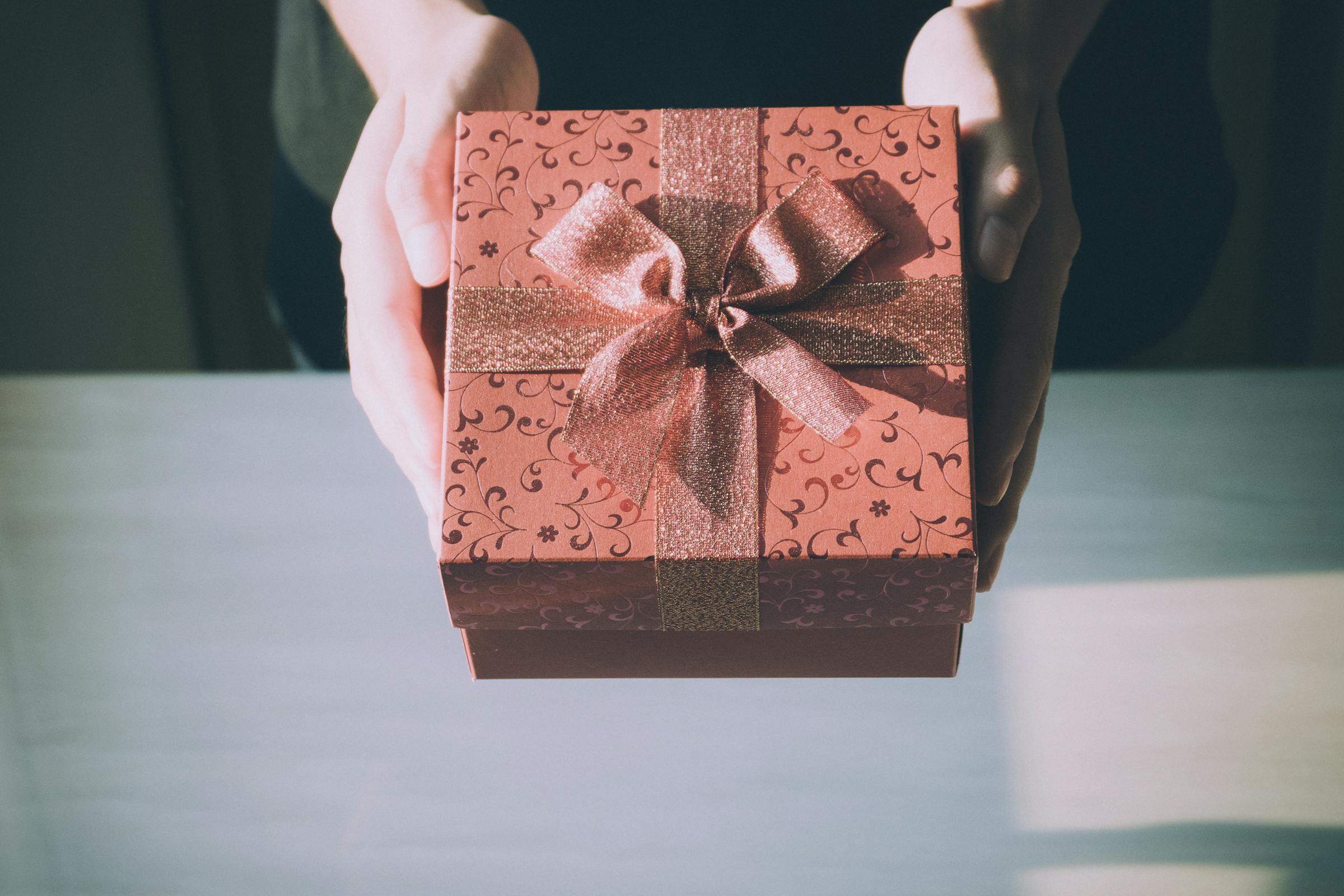 A gift with a bow | Source: Pexels