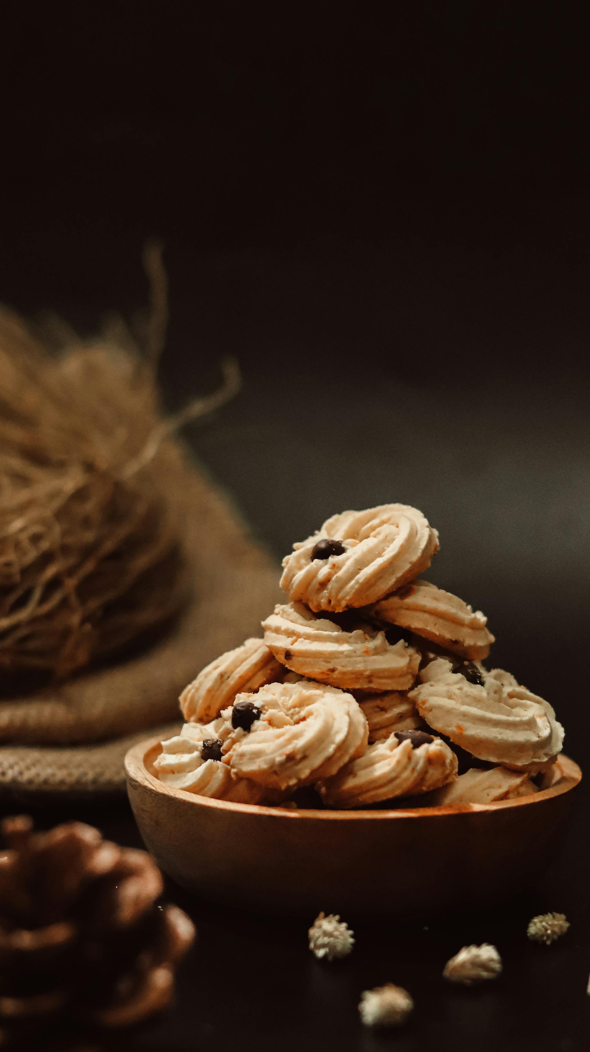 Chocolate chip cookies in a bowl | Source: Pexels