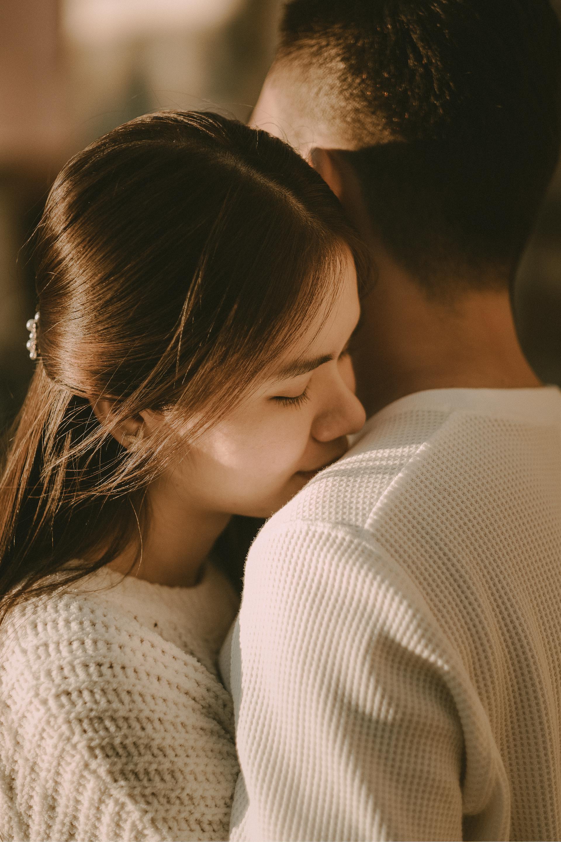 A couple embracing | Source: Pexels