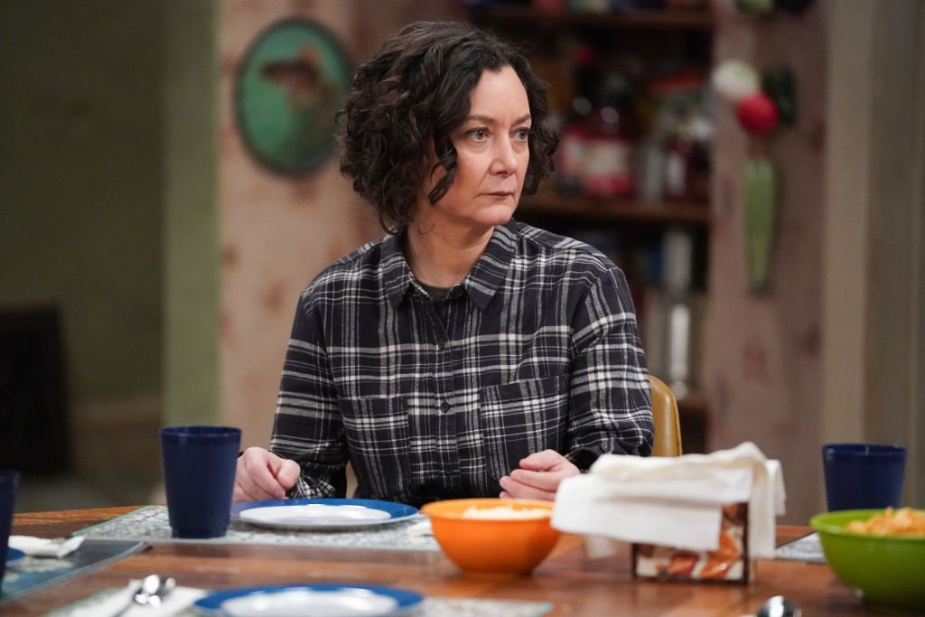 Sara Gilbert on set of ABC's "The Conners" in 2021 | Photo: Getty Images
