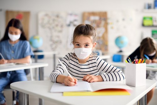 Une petite fille masquée à l'école | Photo : Getty Images