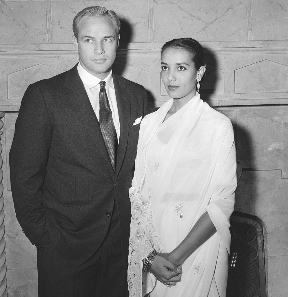 L'acteur Marlon Brando avec son épouse, l'actrice indienne Anna Kashfi. | Photo : Getty Images