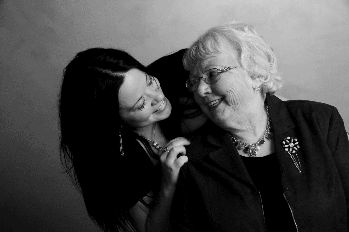 Nieta y abuela. | Imagen tomada de: PxHere Nieta y abuela. | Imagen tomada de: PxHere